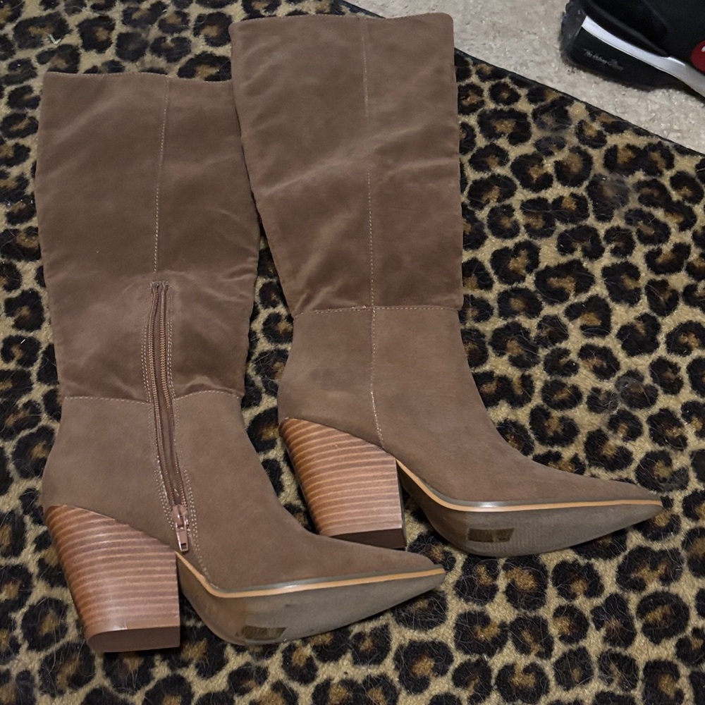 Chic Tan Heeled Boots